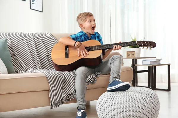 Bonito Menino Tocando Guitarra Sofá Quarto — Fotografia de Stock