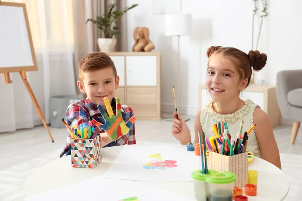 Små Barn Målning Händer Vid Bord Inomhus — Stockfoto