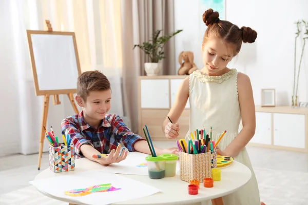 Niños Pintando Manos Mesa Interiores — Foto de Stock