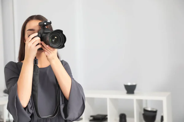Wanita Muda Dengan Kamera Profesional Studio Foto Ruang Untuk Teks — Stok Foto