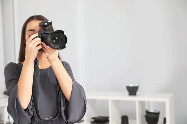 Jovem Com Câmera Profissional Estúdio Fotografia Espaço Para Texto — Fotografia de Stock