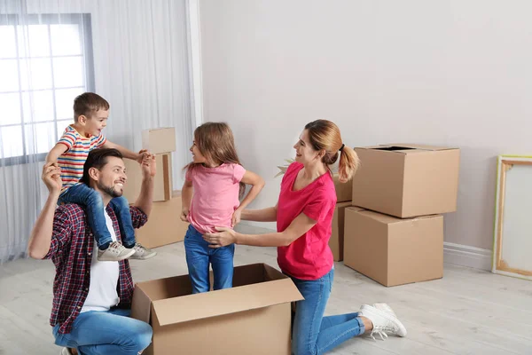 Happy Family Playing Cardboard Box New House Moving Day — Stock Photo, Image