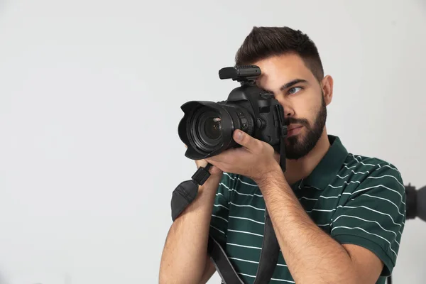 Joven Con Cámara Profesional Estudio Fotográfico Espacio Para Texto — Foto de Stock