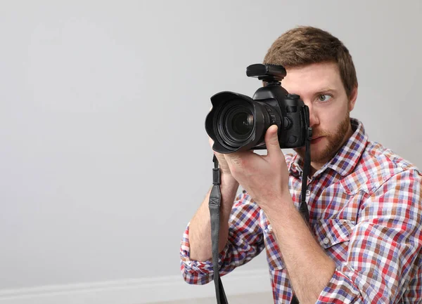Homem Com Câmera Profissional Estúdio Fotografia Espaço Para Texto — Fotografia de Stock