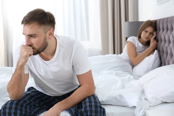 Casal Jovem Com Problemas Relacionamento Ignorando Uns Aos Outros Quarto — Fotografia de Stock