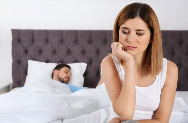 Upset Woman Sitting Bed Her Sleeping Husband Home Relationship Problems — Stock Photo, Image