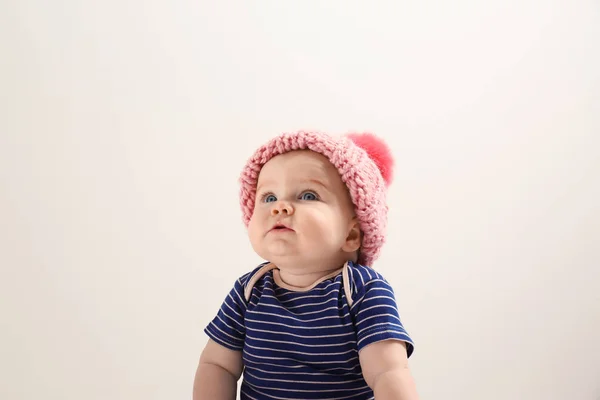 Маленький Ребенок Вязаной Шляпе Светлом Фоне Детские Аксессуары — стоковое фото