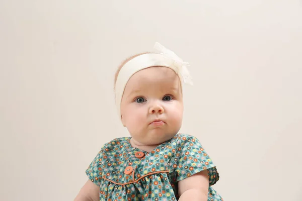 Petite Fille Robe Mignonne Sur Fond Clair Accessoires Bébé — Photo
