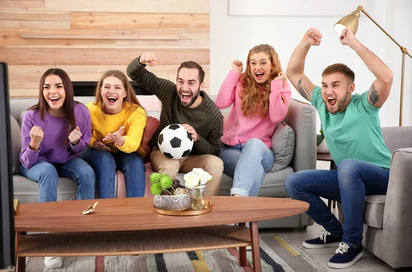 Grupo Amigos Comemorando Vitória Time Futebol Favorito Sala Estar — Fotografia de Stock