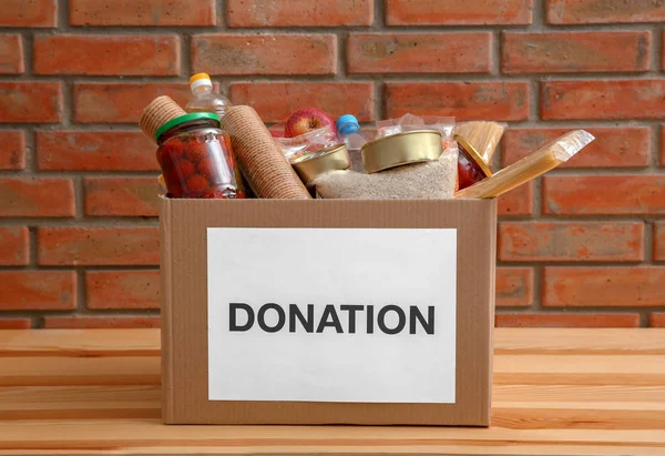 Caja Donación Con Comida Mesa Cerca Pared Ladrillo —  Fotos de Stock