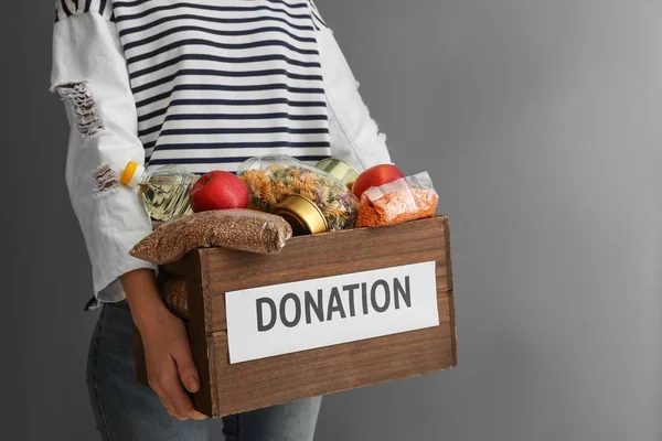 Mujer Sosteniendo Caja Donación Con Comida Sobre Fondo Gris Primer —  Fotos de Stock