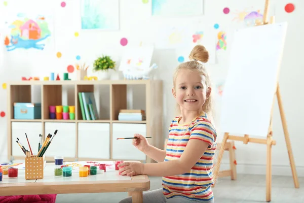 屋内でのレッスンで絵画かわいらしい子供 — ストック写真