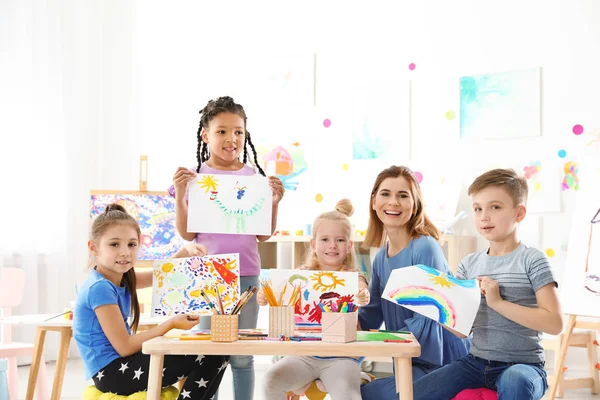 Petits Enfants Mignons Avec Professeur Montrant Leurs Peintures Intérieur Leçon — Photo