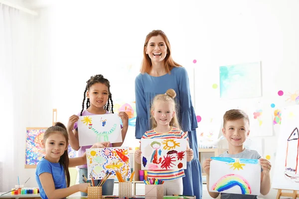 Petits Enfants Mignons Avec Professeur Montrant Leurs Peintures Intérieur Leçon — Photo