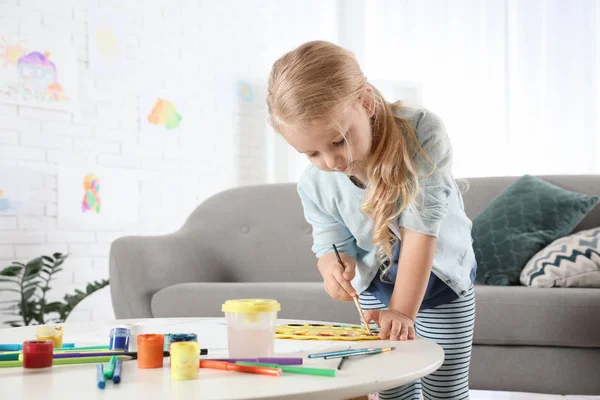 Söta Lilla Barn Målning Vid Bord Inomhus — Stockfoto