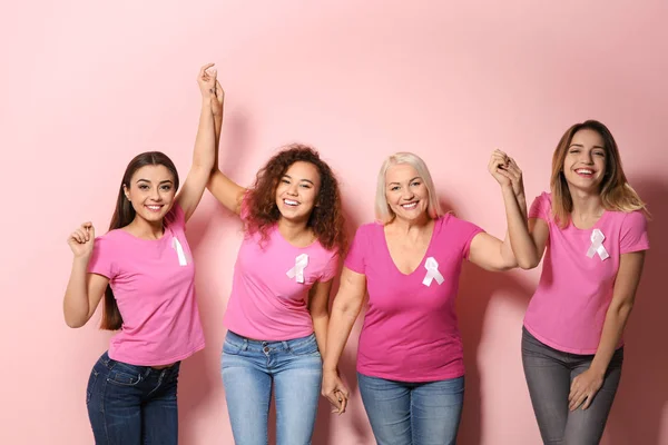 Grupo Mujeres Con Cintas Seda Sobre Fondo Color Concepto Conciencia — Foto de Stock