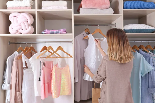 Mulher Escolhendo Roupa Armário Grande Guarda Roupa Com Roupas Elegantes — Fotografia de Stock