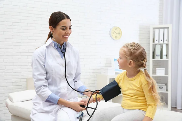 Mała Dziewczynka Wizyty Lekarza Szpitalu Pomiar Ciśnienia Krwi Sprawdziany Puls — Zdjęcie stockowe