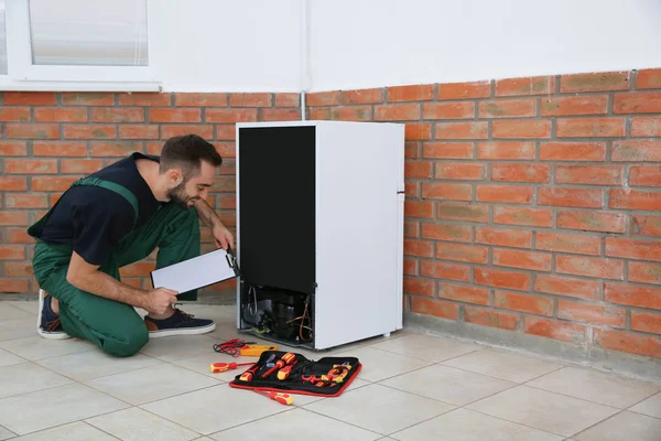 Pano Kapalı Buzdolabı Incelenmesi Ile Erkek Teknisyen Metin Için Yer — Stok fotoğraf