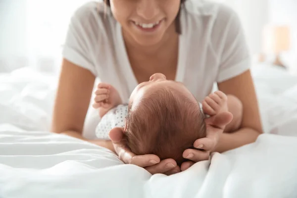 Wanita Muda Dengan Bayi Yang Baru Lahir Tempat Tidur Closeup — Stok Foto