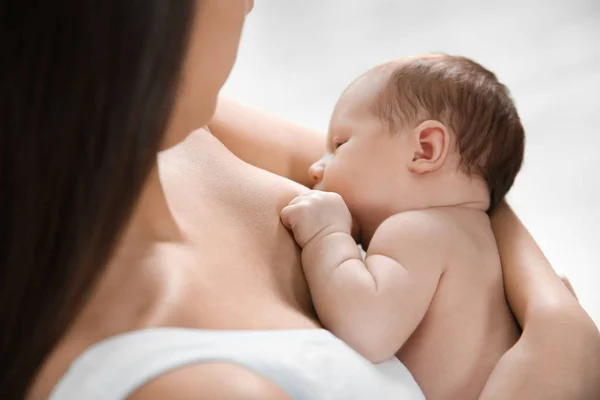 Junge Frau Stillt Ihr Baby Auf Hellem Hintergrund Nahaufnahme — Stockfoto