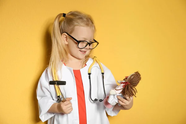 Criança Bonito Imaginando Como Médico Enquanto Brincava Com Martelo Reflexo — Fotografia de Stock