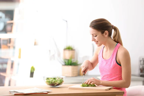 Mujer Joven Ropa Fitness Preparando Desayuno Saludable Casa Espacio Para — Foto de Stock