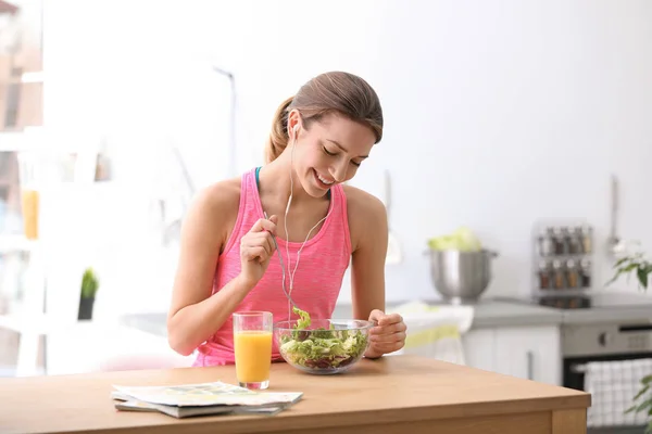 Mujer Joven Ropa Fitness Desayunando Sano Casa — Foto de Stock