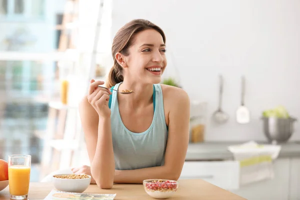 Mujer Joven Ropa Fitness Desayunando Sano Casa — Foto de Stock