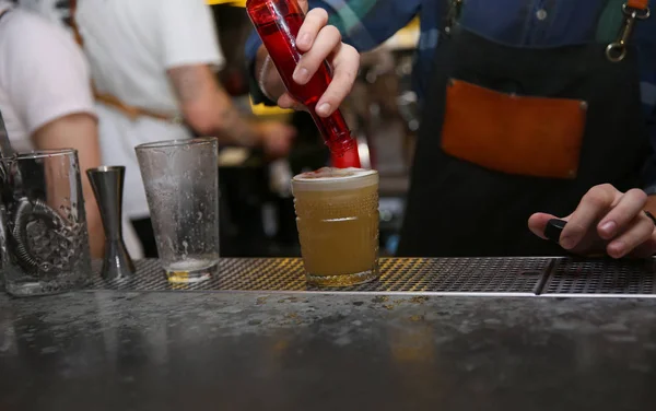 Bartender Preparando Saboroso Coquetel Balcão Boate Close — Fotografia de Stock