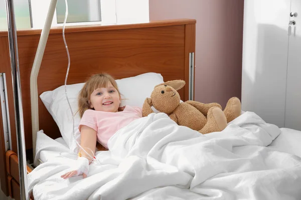 Criança Pequena Com Gotejamento Intravenoso Brinquedo Cama Hospital — Fotografia de Stock