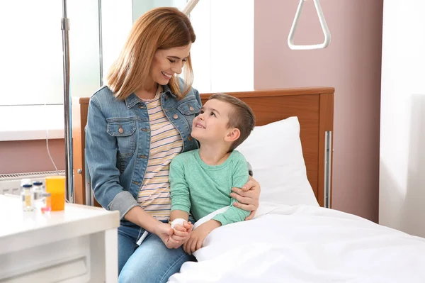 Mulher Visitando Seu Pequeno Filho Com Gotejamento Intravenoso Hospital — Fotografia de Stock