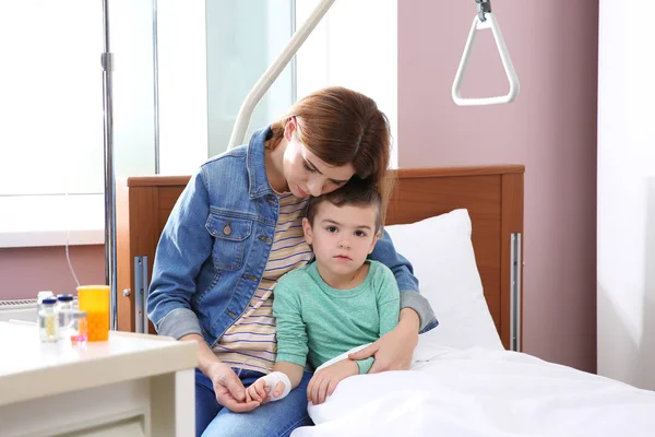 Mulher Visitando Seu Pequeno Filho Com Gotejamento Intravenoso Hospital — Fotografia de Stock