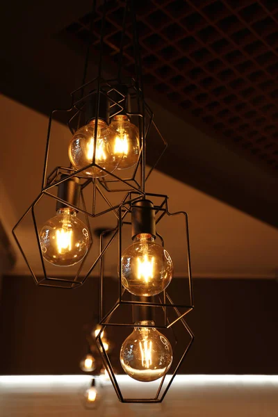 Hanger Lampen Met Gloeiende Gloeilampjes Binnenshuis — Stockfoto