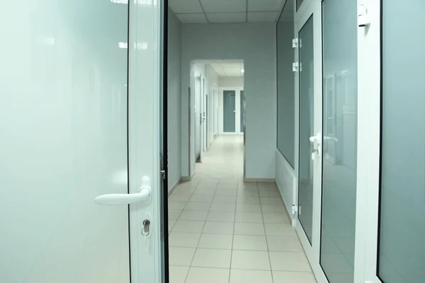 Φως Καθαρό Άδειο Διάδρομο Στο Σύγχρονο Νοσοκομείο — Φωτογραφία Αρχείου