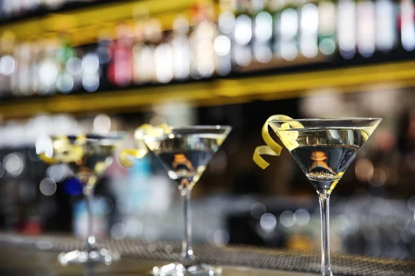 Bril Voor Lemon Drop Martini Cocktail Toog Ruimte Voor Tekst — Stockfoto