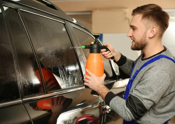 Trabajador Calificado Lavado Vidriera Coche Teñido Tienda — Foto de Stock