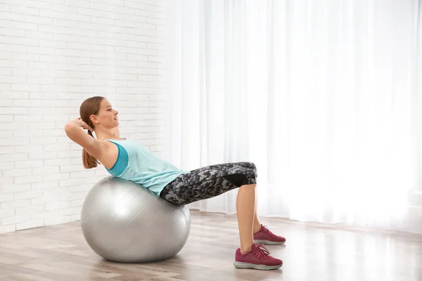 Mujer Joven Haciendo Ejercicios Fitness Casa Espacio Para Texto — Foto de Stock