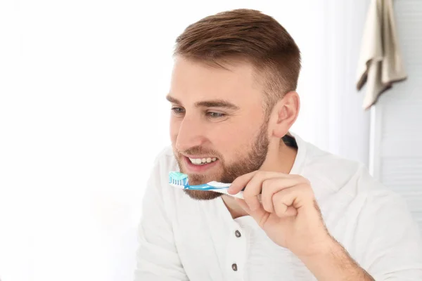 Jongeman Tanden Lichte Badkamer Schoonmaken — Stockfoto