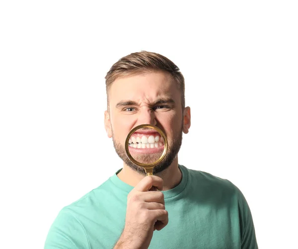 Νεαρός Άνδρας Υγιή Δόντια Και Μεγεθυντικό Φακό Λευκό Φόντο — Φωτογραφία Αρχείου