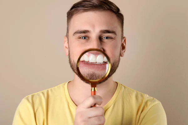 Young Man Healthy Teeth Magnifier Color Background — Stock Photo, Image