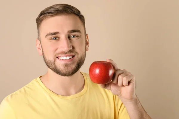 Hombre Joven Con Dientes Sanos Manzana Sobre Fondo Color Espacio — Foto de Stock