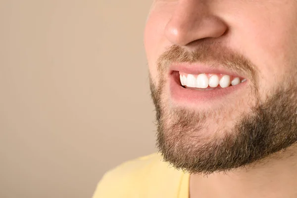 背景色 クローズ アップで健康な歯を持つ若者 テキストのためのスペース — ストック写真