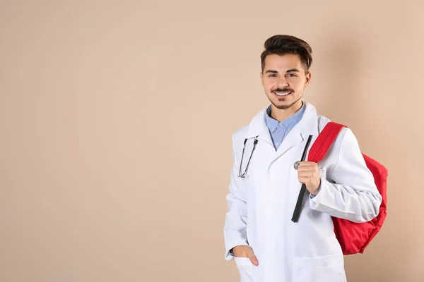 Junge Medizinstudentin Mit Rucksack Auf Farbigem Hintergrund Raum Für Text — Stockfoto