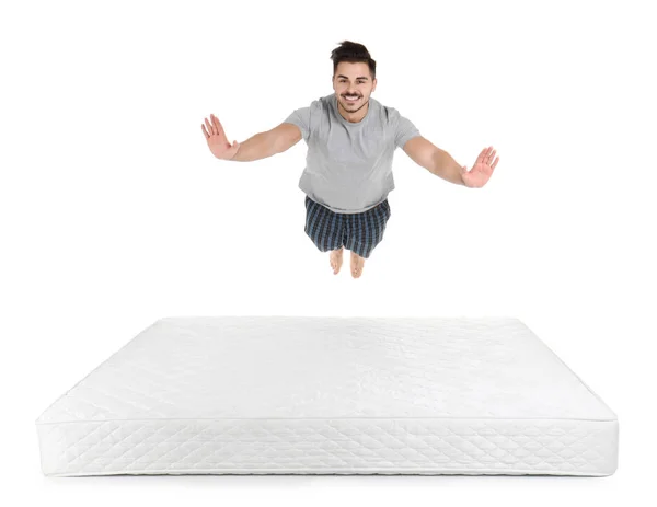 Jeune Homme Sautant Sur Matelas Sur Fond Blanc — Photo