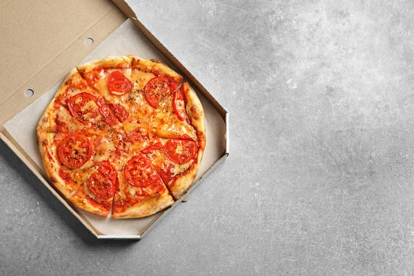 Pizza Queso Caja Cartón Sobre Fondo Gris Vista Superior Con — Foto de Stock