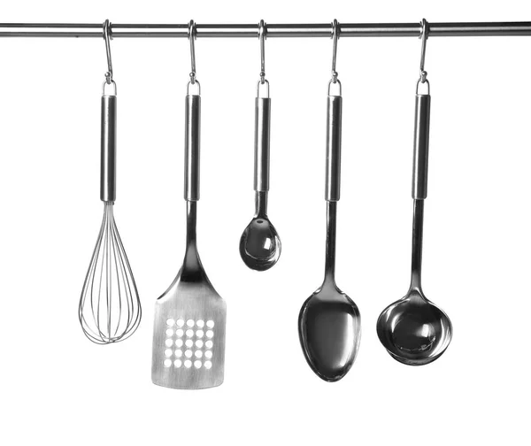 Conjunto Utensílios Cozinha Pendurados Contra Fundo Branco — Fotografia de Stock