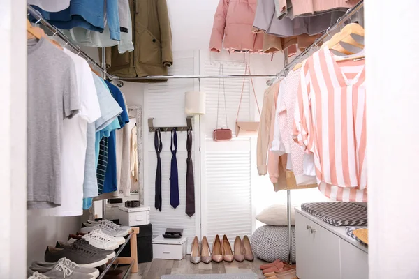 Vestidor Moderno Con Diferentes Prendas Accesorios Elegantes — Foto de Stock