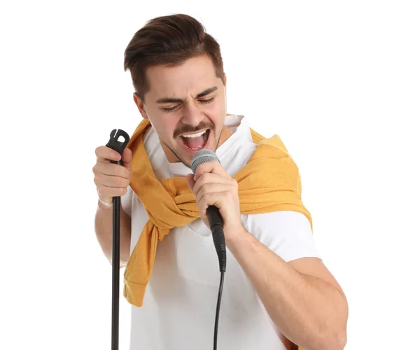 Jovem Homem Bonito Roupas Casuais Cantando Com Microfone Fundo Branco — Fotografia de Stock