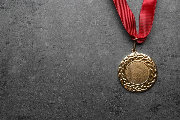 Medalha Ouro Com Espaço Para Design Fundo Cinza Vista Superior — Fotografia de Stock